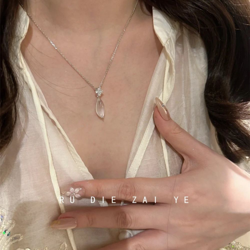 Медно колие за ключицата, ретро стил, пускане през лято 2025