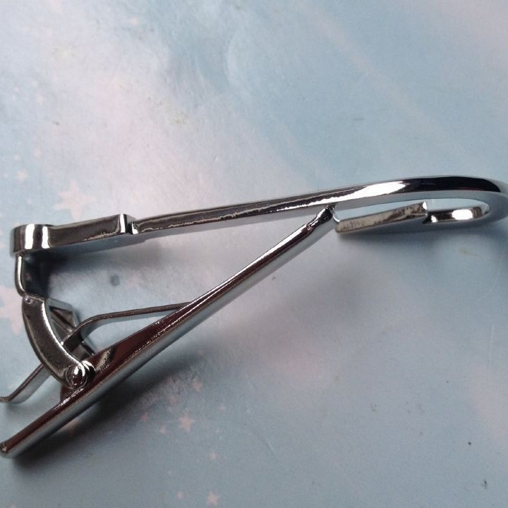 Horgos formájú nyakkendőkapocs, retro stílusú, gyémántokkal díszített, réz