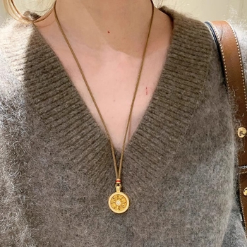 Colier cu pandantiv compas din opt comori, finisaj auriu nisipiu, lungime lanț 61–70 cm, design geometric simplu