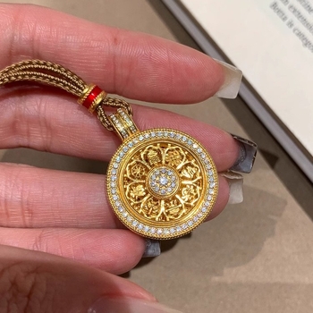 Colier cu pandantiv compas din opt comori, finisaj auriu nisipiu, lungime lanț 61–70 cm, design geometric simplu