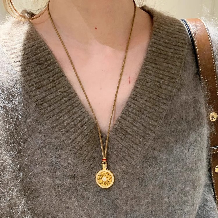 Colier cu pandantiv compas din opt comori, finisaj auriu nisipiu, lungime lanț 61–70 cm, design geometric simplu