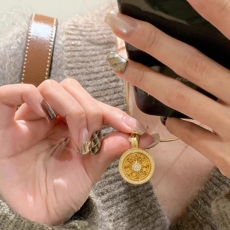 Colier cu pandantiv compas din opt comori, finisaj auriu nisipiu, lungime lanț 61–70 cm, design geometric simplu