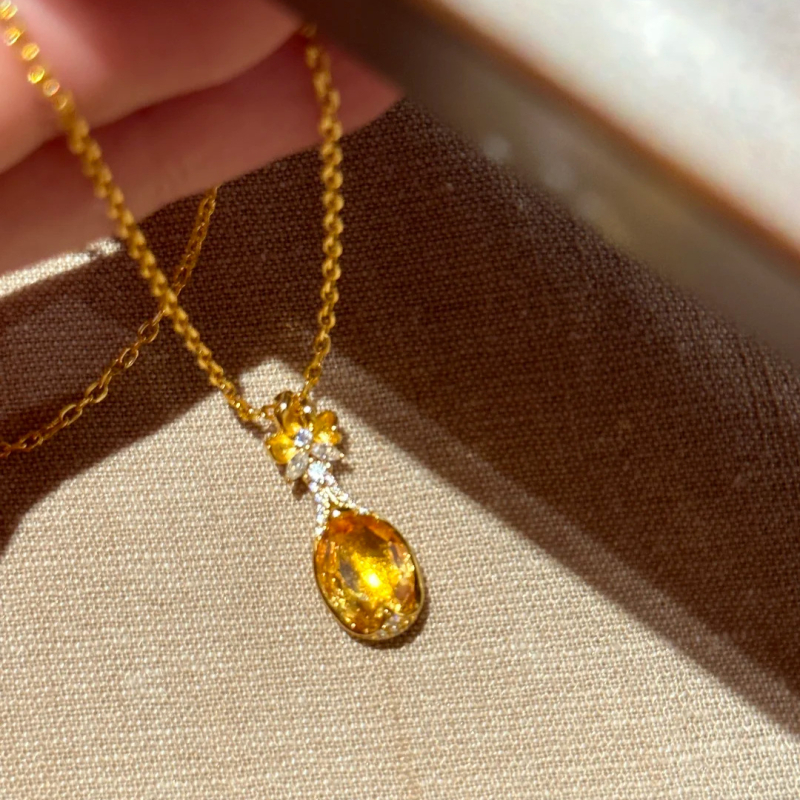 Colier din cupru cu pandantiv în formă de floare, cu diamant, stil vintage