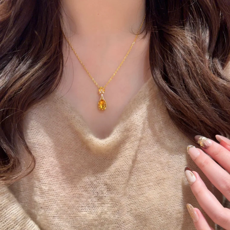 Colier din cupru cu pandantiv în formă de floare, cu diamant, stil vintage