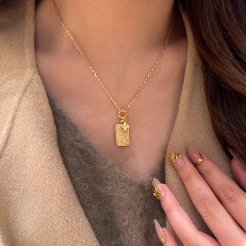 Colier cu pandantiv geometric în formă de trifoi cu patru foi, accente din alamă, lanț din cupru ecologic, lanț obișnuit, lansare toamnă 2025, stil nișă, stil personalizat