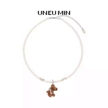 Nakit s flockanim medvjedom i mašnicom, bisernim privjeskom (Materijal: legura; Tehnika izrade: tkanje; Privjesak: 18K zlato; Proljeće 2025; Pastoralni stil)