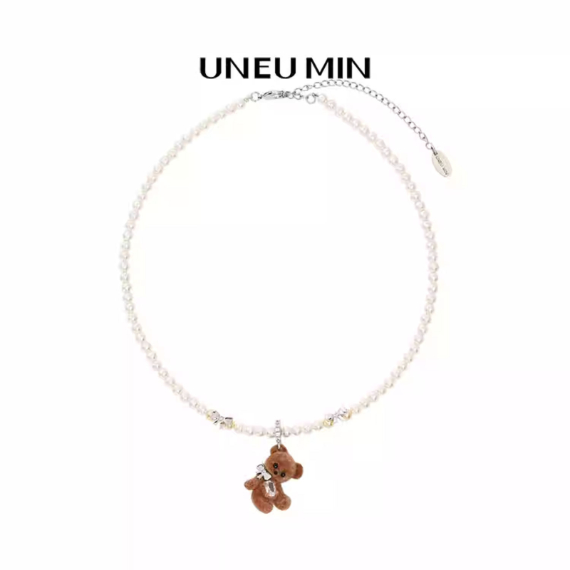 Nakit s flockanim medvjedom i mašnicom, bisernim privjeskom (Materijal: legura; Tehnika izrade: tkanje; Privjesak: 18K zlato; Proljeće 2025; Pastoralni stil)