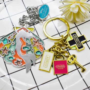 BRELOC METALIC 3D cu logo personalizat, finisaj email imitatie, stil lux ușor, pandantiv pentru geantă desen animat