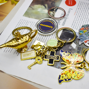 BRELOC METALIC 3D cu logo personalizat, finisaj email imitatie, stil lux ușor, pandantiv pentru geantă desen animat