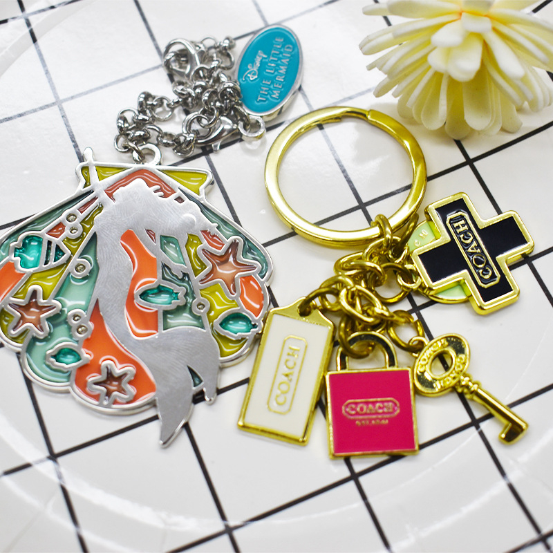 BRELOC METALIC 3D cu logo personalizat, finisaj email imitatie, stil lux ușor, pandantiv pentru geantă desen animat