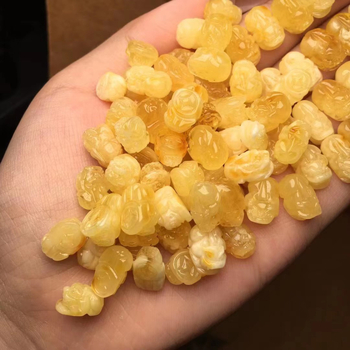 Privjesak od pčelinjeg voska s motivom zmaja, perlatni završetak, književno-retro stil.