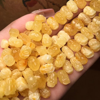 Privjesak od pčelinjeg voska s motivom zmaja, perlatni završetak, književno-retro stil.