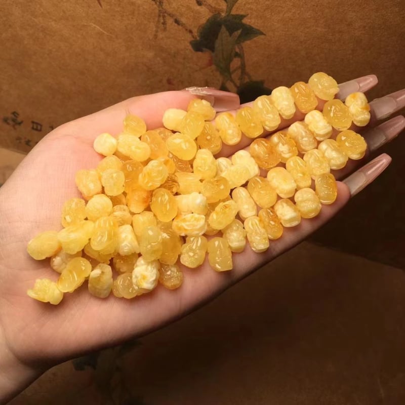 Privjesak od pčelinjeg voska s motivom zmaja, perlatni završetak, književno-retro stil.