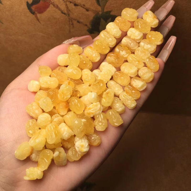 Privjesak od pčelinjeg voska s motivom zmaja, perlatni završetak, književno-retro stil.