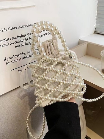 Geantă bucket din acrilic cu mărgele, în stil franțuzesc vintage — siluetă verticală pătrată, curea unică pentru umăr, căptușeală din nylon, închidere cu bandă, design manual cu mărgele