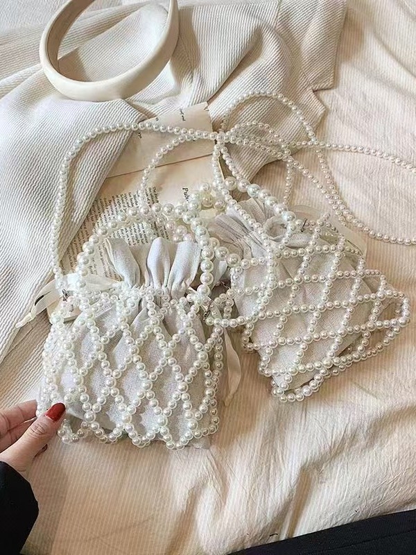 Gyöngyös akril bucket bag francia vintage stílusban — függőleges négyszögletes sziluett, egy vállpánt, nylon bélés, szalag zárás, kézzel gyöngyölt dizájn