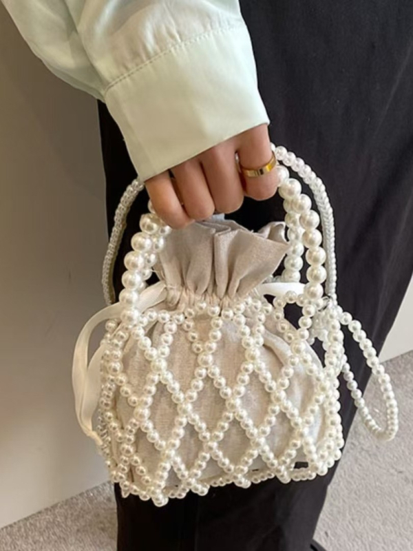 Gyöngyös akril bucket bag francia vintage stílusban — függőleges négyszögletes sziluett, egy vállpánt, nylon bélés, szalag zárás, kézzel gyöngyölt dizájn