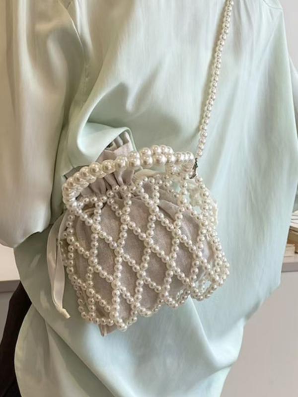 Gyöngyös akril bucket bag francia vintage stílusban — függőleges négyszögletes sziluett, egy vállpánt, nylon bélés, szalag zárás, kézzel gyöngyölt dizájn