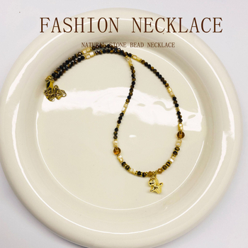 Колие за ключици от тигрово око с естествени раковини и мъниста (Материал: тигрово око; Стил: модно ежедневие; Произход: Лишиу; Технология: прецизна изработка; Година/Сезон: есен 2025)