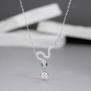 Nyaklánc: 925-ös ezüst kígyó-zodiákus medállal, cirkón kövekkel, O- lánc, könnyed luxus