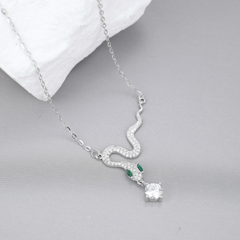 Nyaklánc: 925-ös ezüst kígyó-zodiákus medállal, cirkón kövekkel, O- lánc, könnyed luxus