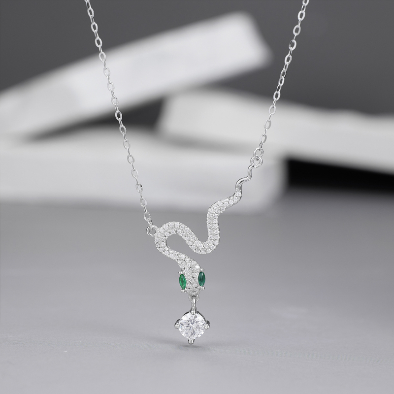 Nyaklánc: 925-ös ezüst kígyó-zodiákus medállal, cirkón kövekkel, O- lánc, könnyed luxus