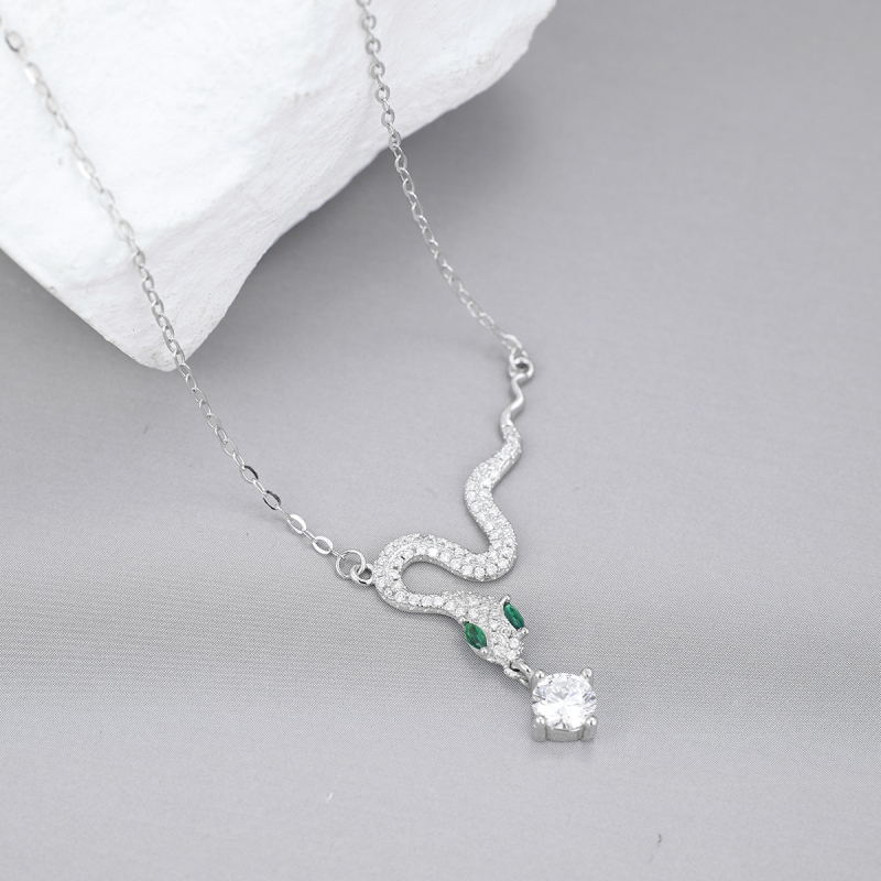 Nyaklánc: 925-ös ezüst kígyó-zodiákus medállal, cirkón kövekkel, O- lánc, könnyed luxus