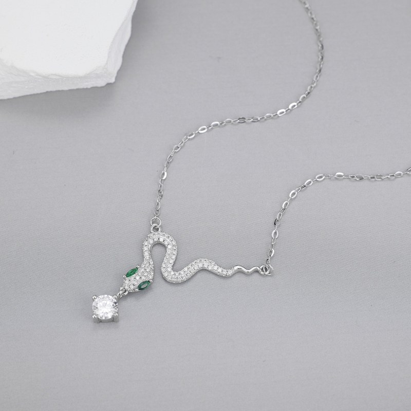 Nyaklánc: 925-ös ezüst kígyó-zodiákus medállal, cirkón kövekkel, O- lánc, könnyed luxus