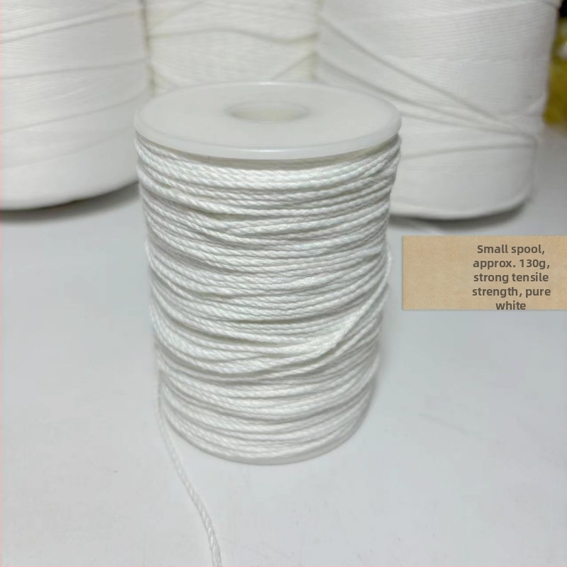 Medvilninė virvė tekstilėms ir drabužiams — rankomis siūta, grubus tekstūros, be vaško; pagrindinis pluoštas: medvilninė virvė; taikymas: rišimo linijoms, etiketėms ir tekstilinėms juostoms