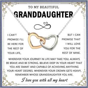 Rézből készült nyaklánc szív alakú medállal, két összefonódó gyűrűs függővel, kulcscsont körüli láncon — unoka lánya ajándéka nagymamának