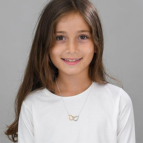 Rézből készült nyaklánc szív alakú medállal, két összefonódó gyűrűs függővel, kulcscsont körüli láncon — unoka lánya ajándéka nagymamának