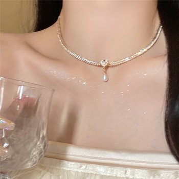 Bakrena ogrlica sa cirkonima, u francuskom Hepburn stilu, dijamantni završetak, geometrijski dizajn (Materijal: bakar; Obrada: dijamant; Stil: lagani luksuz; Geometrija; Težina: 0,5 g)