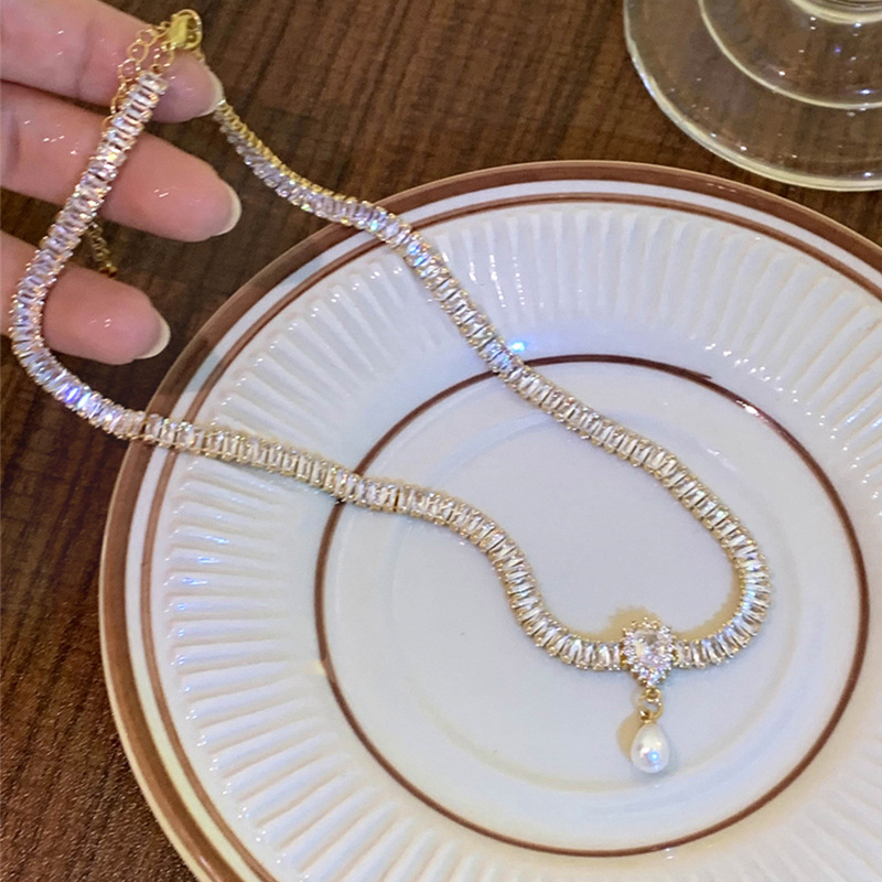 Bakrena ogrlica sa cirkonima, u francuskom Hepburn stilu, dijamantni završetak, geometrijski dizajn (Materijal: bakar; Obrada: dijamant; Stil: lagani luksuz; Geometrija; Težina: 0,5 g)