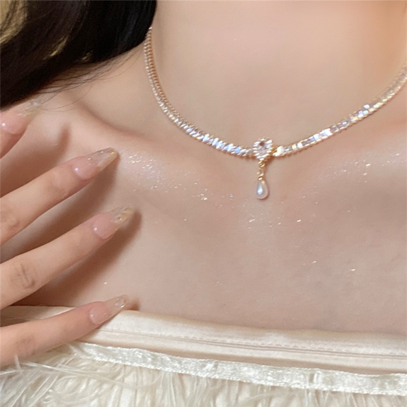 Bakrena ogrlica sa cirkonima, u francuskom Hepburn stilu, dijamantni završetak, geometrijski dizajn (Materijal: bakar; Obrada: dijamant; Stil: lagani luksuz; Geometrija; Težina: 0,5 g)