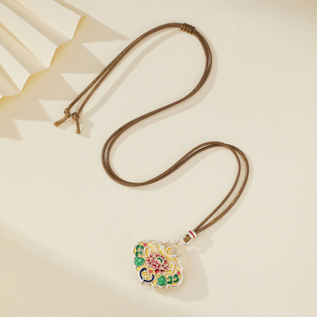 Medálos nyaklánc: geometrikus réz, lótusz zománc, édes stílus, 2025 tavaszi kiadás