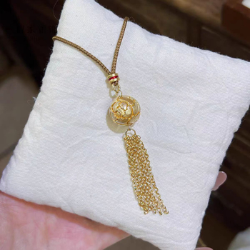 Nyaklánc 999,9 ezüst, domborított peónia virág gömbös tassel medál, kínai stílus (Anyag: 999,9 ezüst; Dizájn: domborított peónia virág a gömbben tassel; Stílus: kínai; Megjelenés: 2025 tavasz)