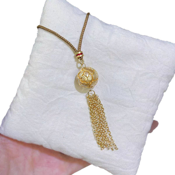 Nyaklánc 999,9 ezüst, domborított peónia virág gömbös tassel medál, kínai stílus (Anyag: 999,9 ezüst; Dizájn: domborított peónia virág a gömbben tassel; Stílus: kínai; Megjelenés: 2025 tavasz)