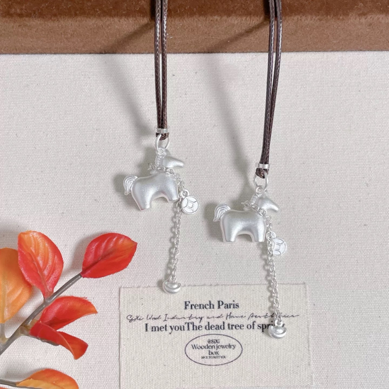 Póni medálos nyaklánc 999-es tisztaságú ezüstből; súly 9.2 g; márka Guohong Sterling Silver Jewelry; eredet Putian