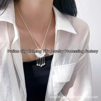 Medál sárkány- és főnix motívummal, tiszta ezüstből, középkori stílusban