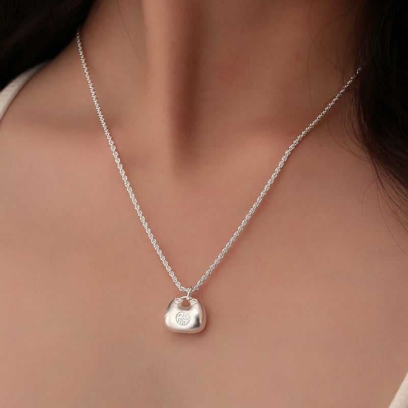 Réz nyaklánc 3D Fu-karakter medállal és Ruyi zár részlettel, vintage minimalist design, 2025 tavaszi megjelenés.