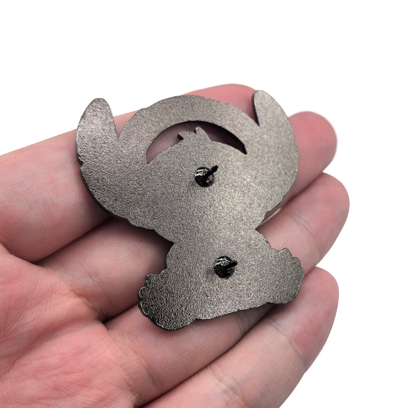 Stitchi metallist broš - multiki tegelase aksessuaar riietele ja kottidele (Materjal: tsink sulam; Kuju: multiki tegelased; Töötlemine: küpsetamise värv; Funktsioon: dekoratsioon; Stiil: värske ja magus)