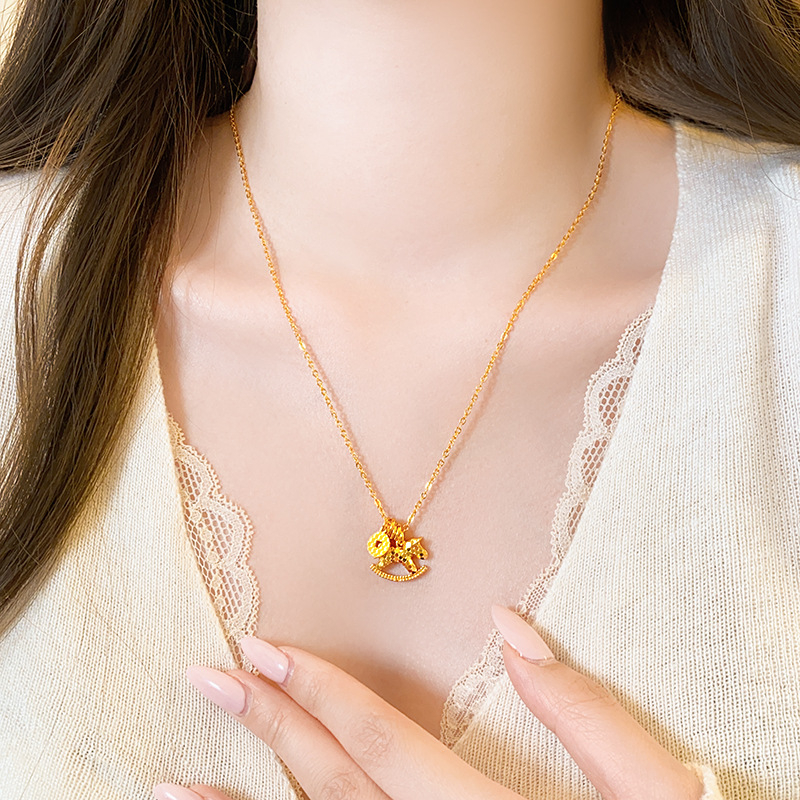 Ogrlica s konjićem u obliku novčića, bakar, elektroplating, običan lanac, duljina 51–60 cm, jesen 2025, Old Money stil