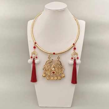 Колие с оригинален дизайн — У-образен, геометричен стил; Материал: сплав; Висулка: сплав; Тегло: 105 g; Пускане: пролет 2025