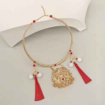 Колие с оригинален дизайн — У-образен, геометричен стил; Материал: сплав; Висулка: сплав; Тегло: 105 g; Пускане: пролет 2025