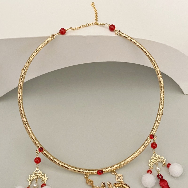 Колие с оригинален дизайн — У-образен, геометричен стил; Материал: сплав; Висулка: сплав; Тегло: 105 g; Пускане: пролет 2025