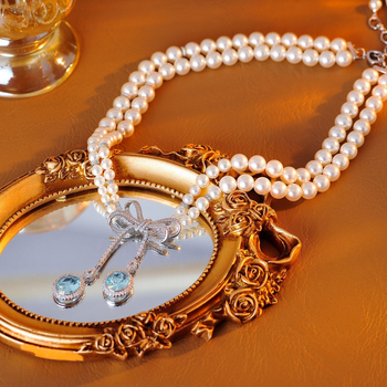 Κολιέ με σχήμα φιόγκο, ηλεκτροπλατιωμένο χαλκό-κράμα, μενταγιόν με ζιρκόν, μαργαριταρένια αλυσίδα