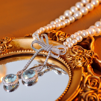 Κολιέ με σχήμα φιόγκο, ηλεκτροπλατιωμένο χαλκό-κράμα, μενταγιόν με ζιρκόν, μαργαριταρένια αλυσίδα