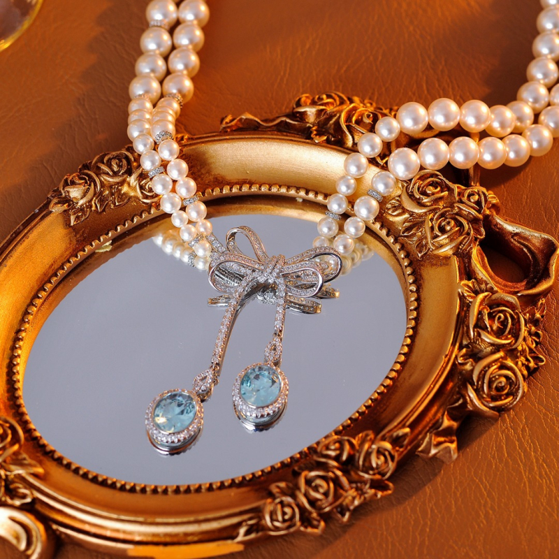 Κολιέ με σχήμα φιόγκο, ηλεκτροπλατιωμένο χαλκό-κράμα, μενταγιόν με ζιρκόν, μαργαριταρένια αλυσίδα