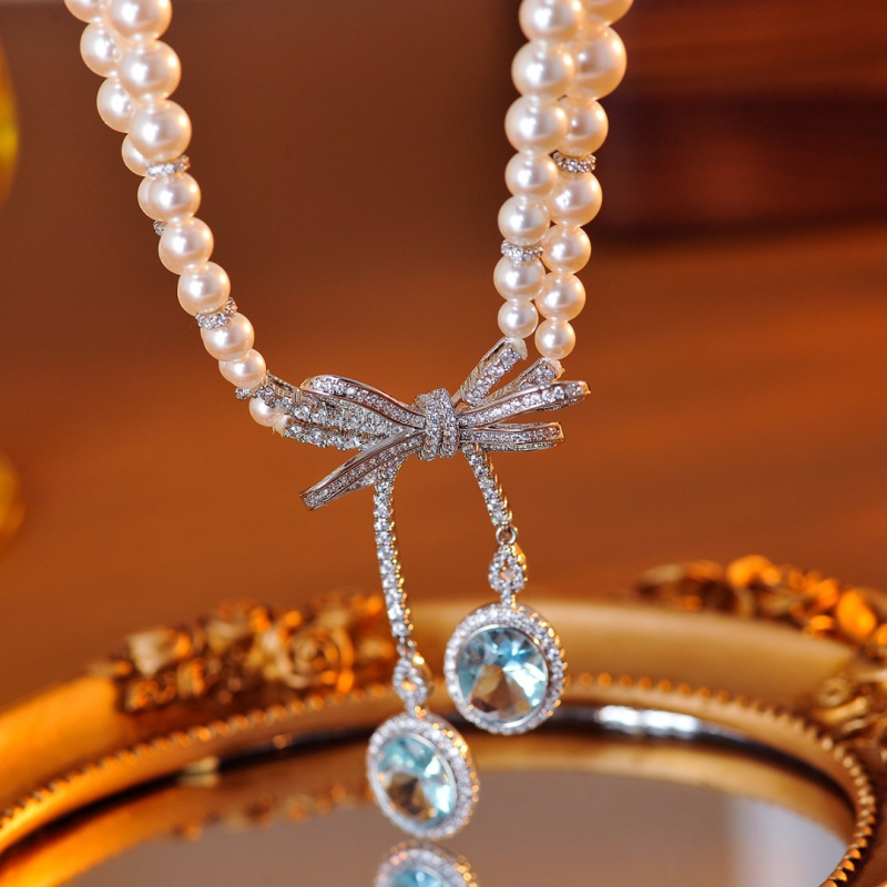 Κολιέ με σχήμα φιόγκο, ηλεκτροπλατιωμένο χαλκό-κράμα, μενταγιόν με ζιρκόν, μαργαριταρένια αλυσίδα