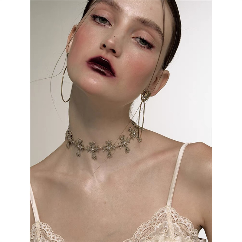 Имитационни перли колар чокър с клавикуларна верижка и кръстова висулка